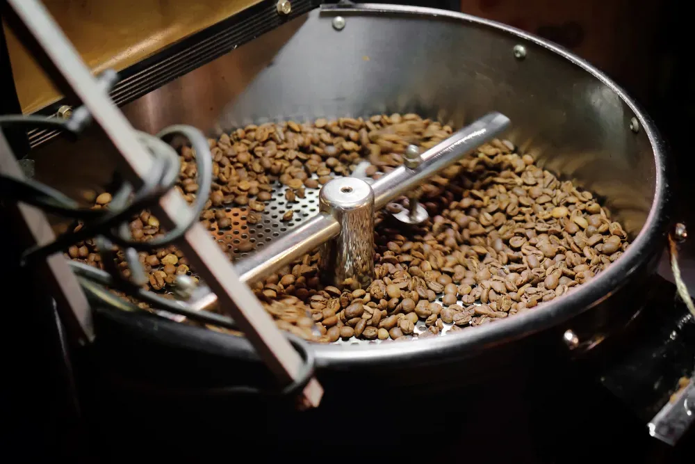 Fluid bed (akışkan yataklı) sistemler, geleneksel tambur kavurmalara göre daha homojen ısı dağılımı sağlar. Haldia Coffee’de IMF, Loring ve Roest gibi ileri teknoloji makinelerle kavrulan kahveler, hem lezzet hem de sürdürülebilirlik açısından fark yaratır.