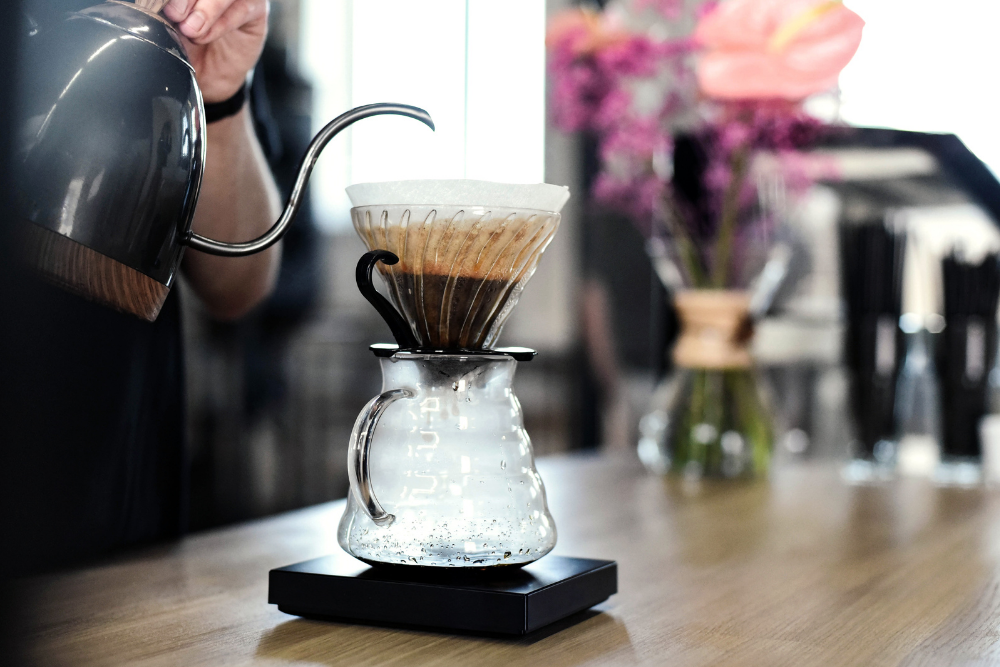 Manuel demlemenin zarafetiyle tanışın. Pour Over yöntemi ve V60 ekipmanı, aromatik, temiz ve katmanlı kahve profili arayanlar için mükemmel bir seçimdir. Bu yazımızda, doğru demleme adımları ve püf noktalarıyla V60’ın neden bu kadar sevildiğini keşfedeceksiniz.
